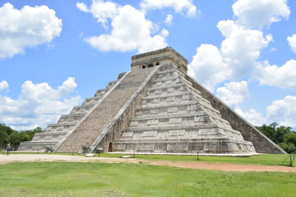 chichen itza pyramid mexico mayan ruins
